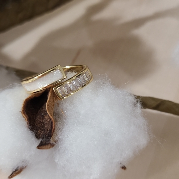 🎉🎉NEW🎉🎉 GORGEOUS!! Adjustable White Enamel And CZ Baguettes Claw Ring - Picture 7 of 16